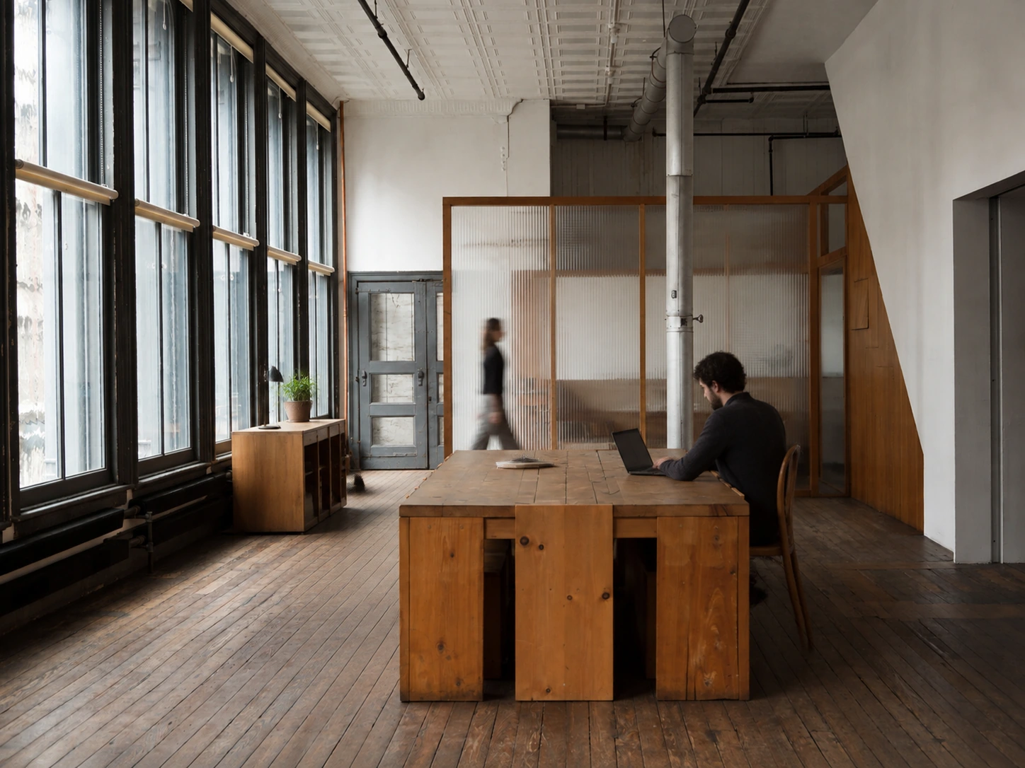 Ambiente de trabalho com arquitetura, vidro e luz natural